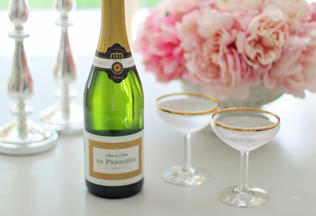 シャンパンとグラスとお花