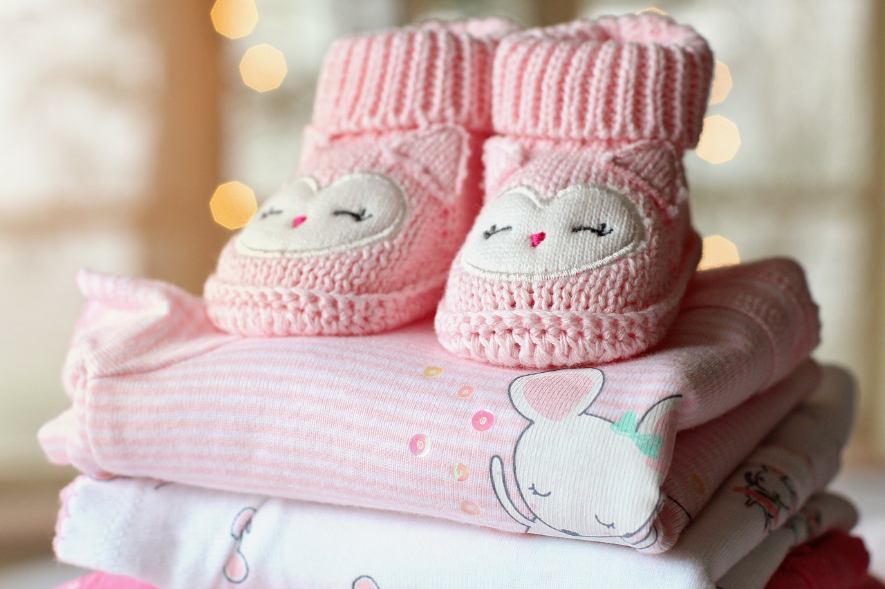赤ちゃんのピンクの靴下と洋服